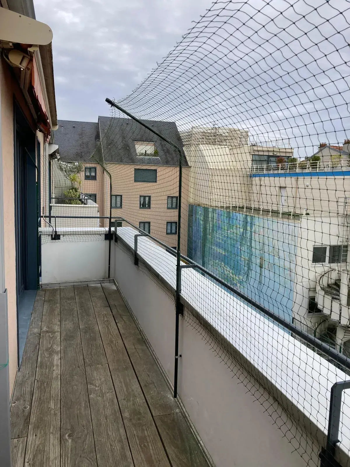 Bavolet de protection pour chat anti-fugue installés sur balcon ouvert