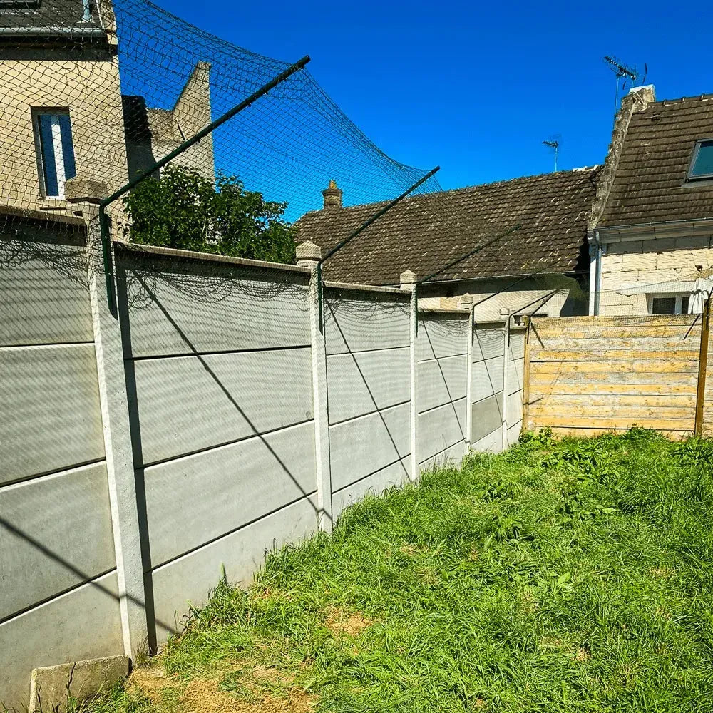 Bavolet pour chats avec un filet tendu pour créer une cloture dans un jardin