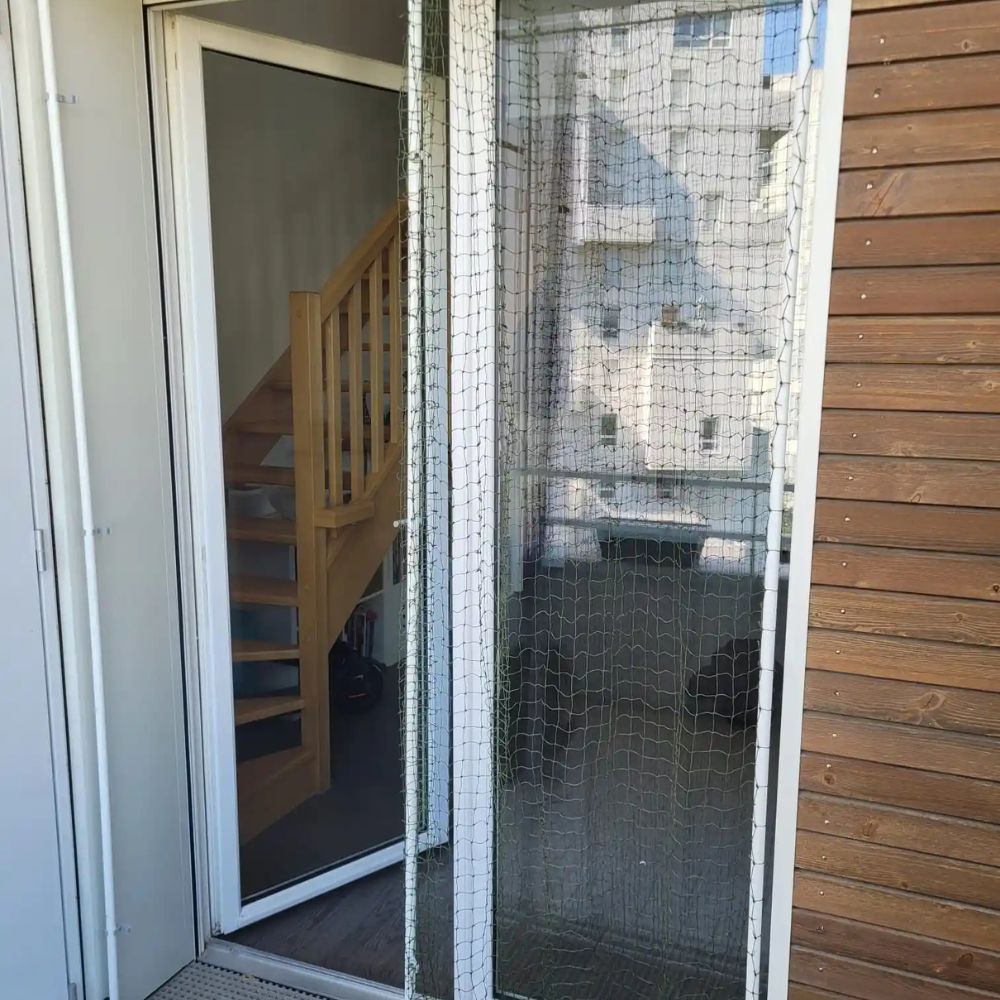 cadre porte vitrée pour empêcher un chat de fuguer