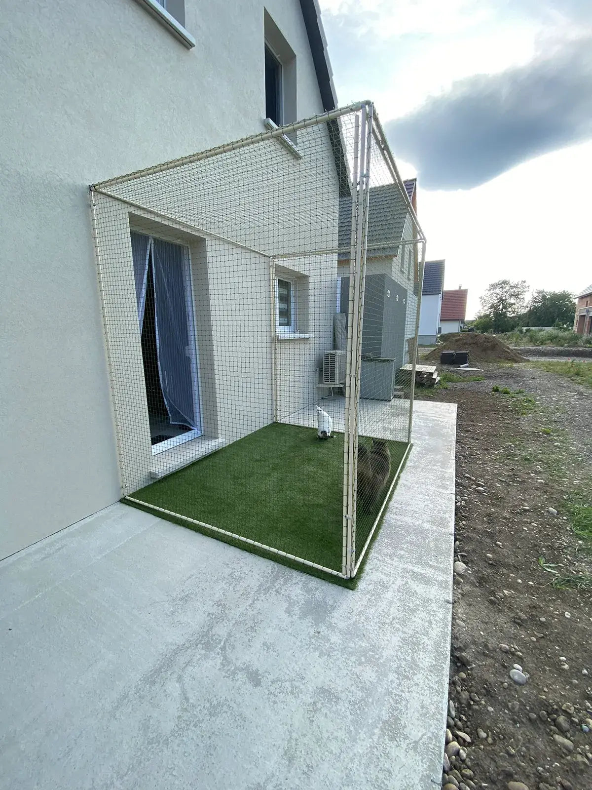 Chatterie sur terrasse extérieure sur gazon artificiel