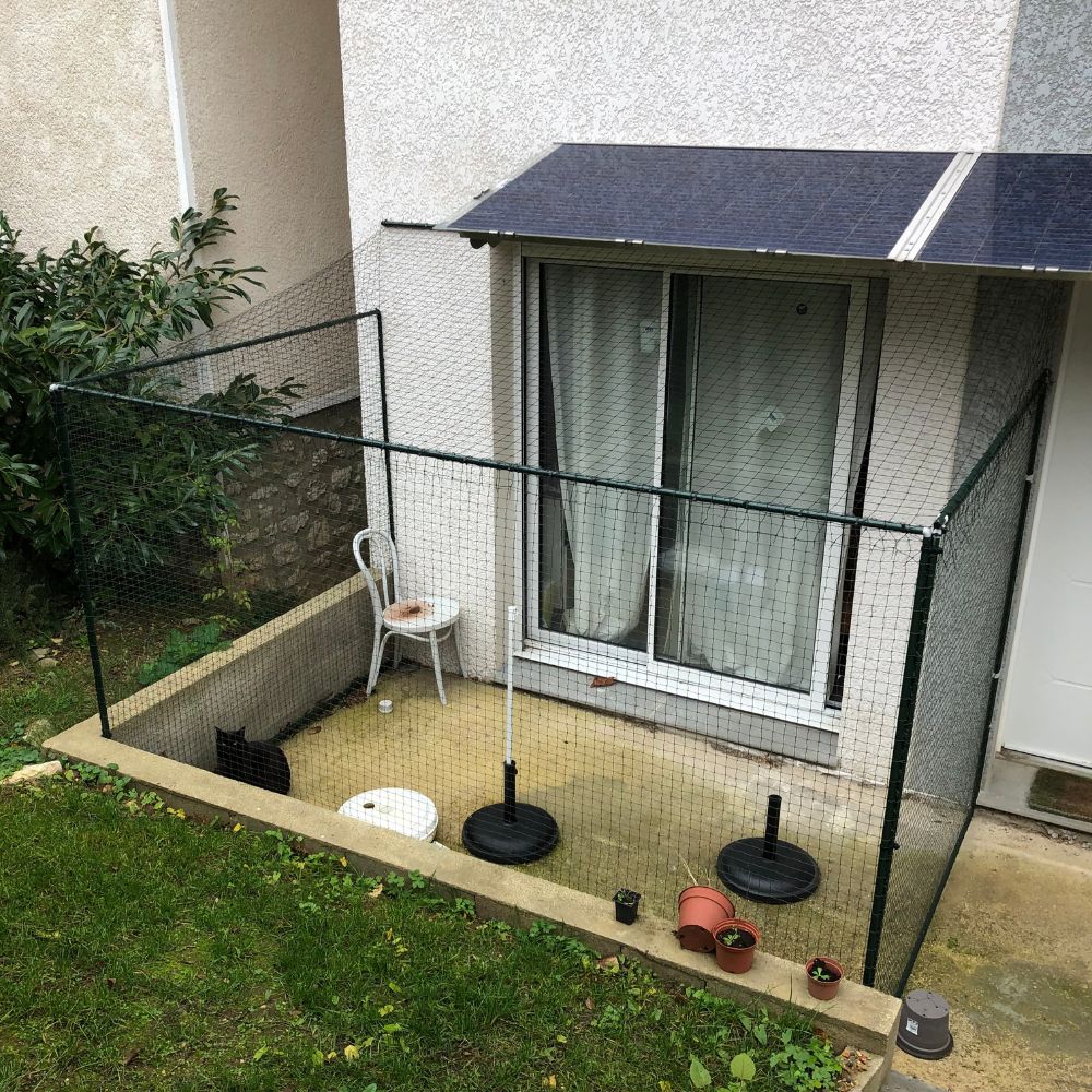 Terrasse encadrée par structure filet de protection pour chat