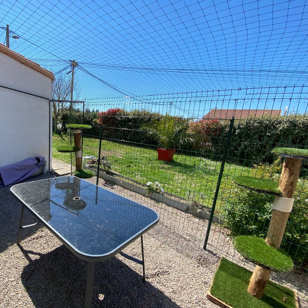 Terrasse protégée par filet de protection aérien pour chat