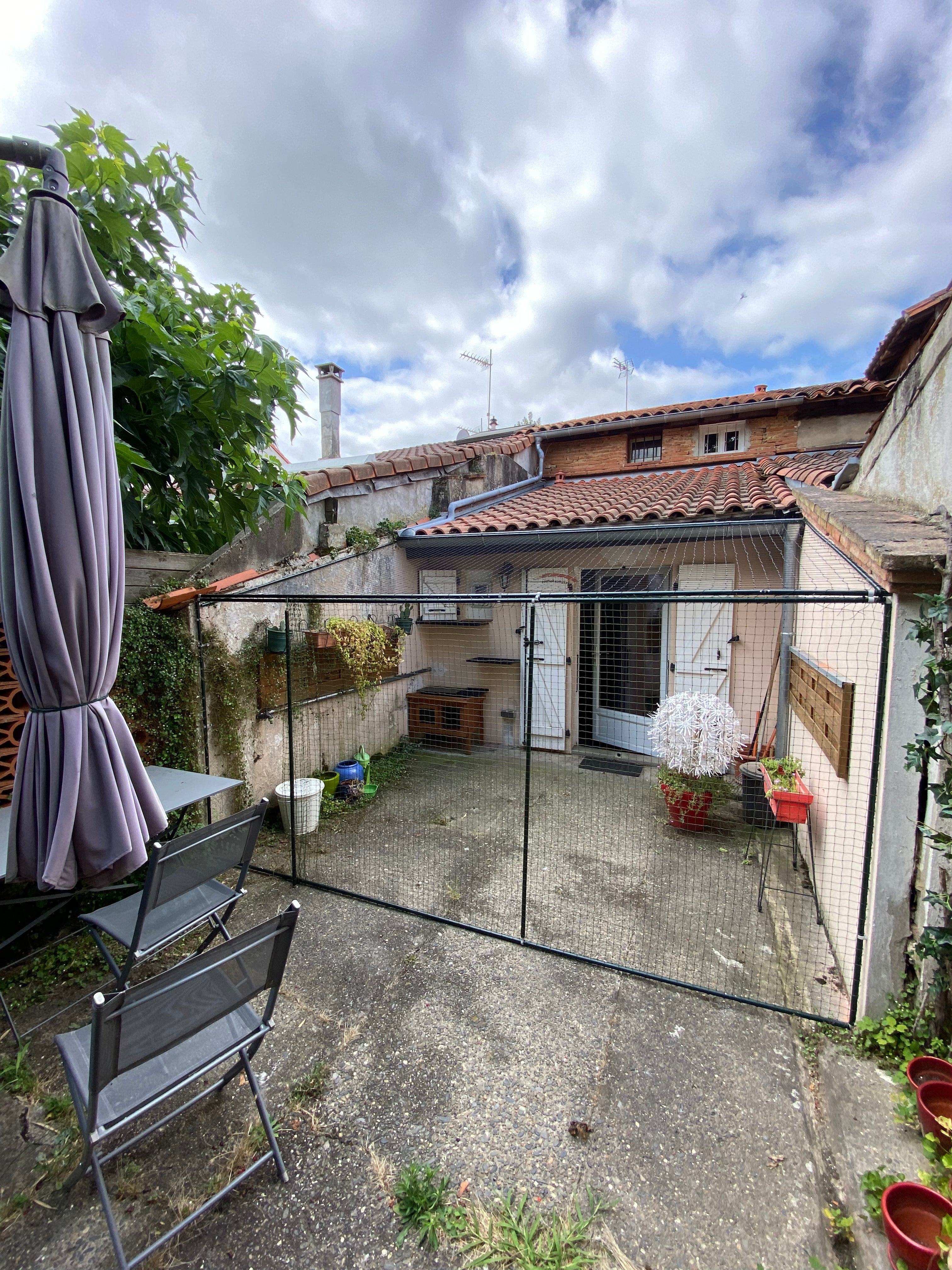 Zone d'une terrasse protégée par structure filet protection pour chat