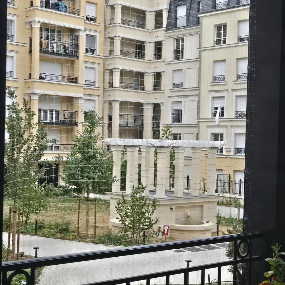Balcon en résidence protégé avec un filet transparent pour chat avec attaches birdtech