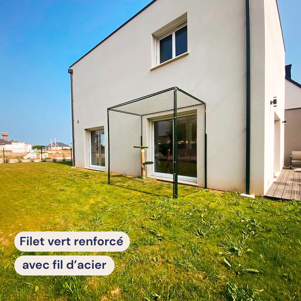 Catio pour chat qui forme un enclos dans un jardin