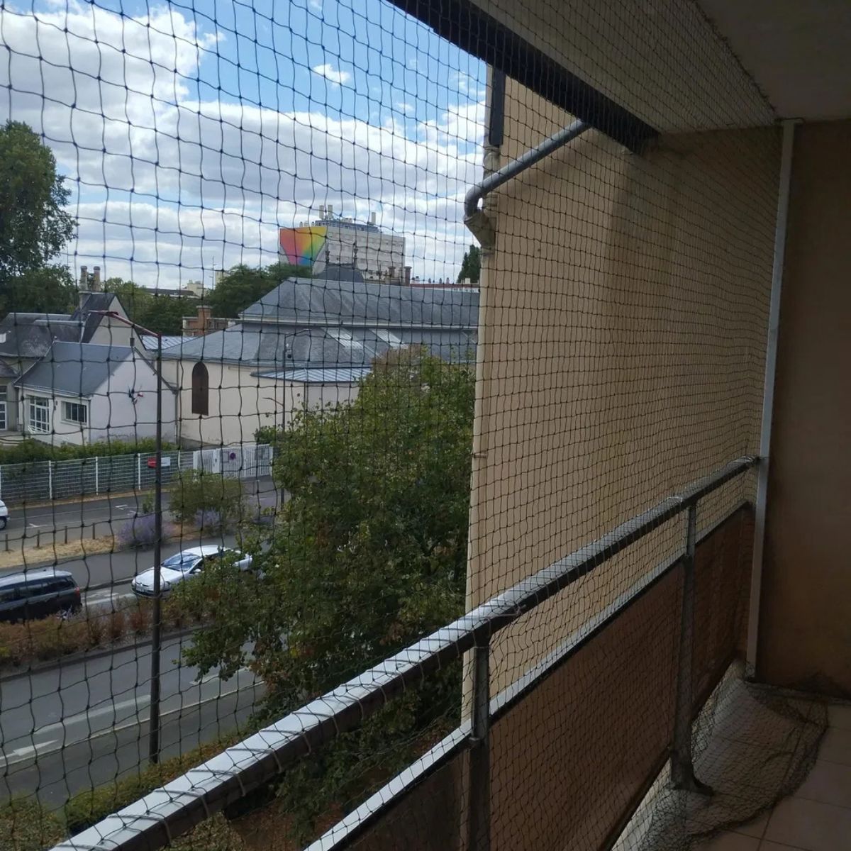 Un balcon est protégé avec des attaches birdtech