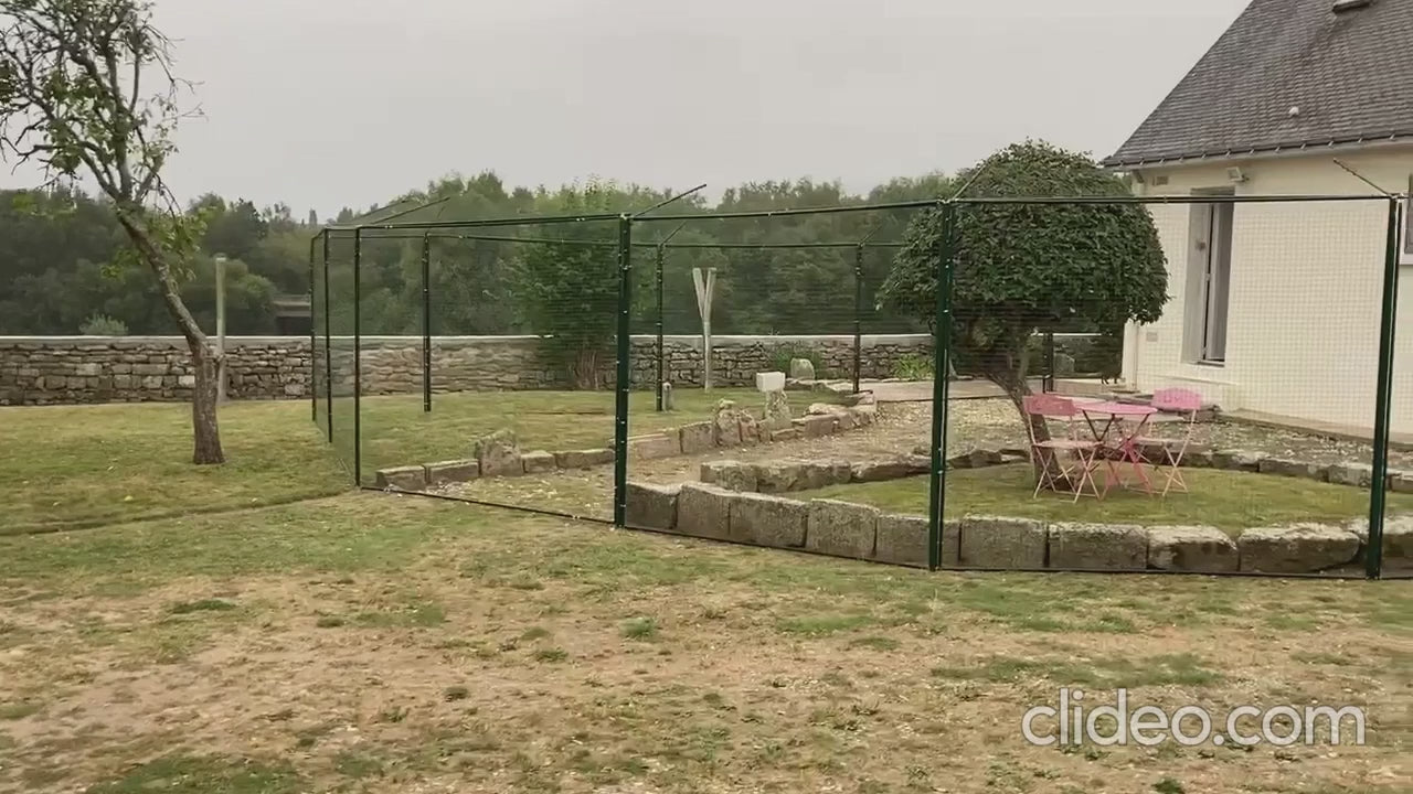 Charger la vidéo: Structure en filet de protection pour chat dans zone délimitée d'un jardin