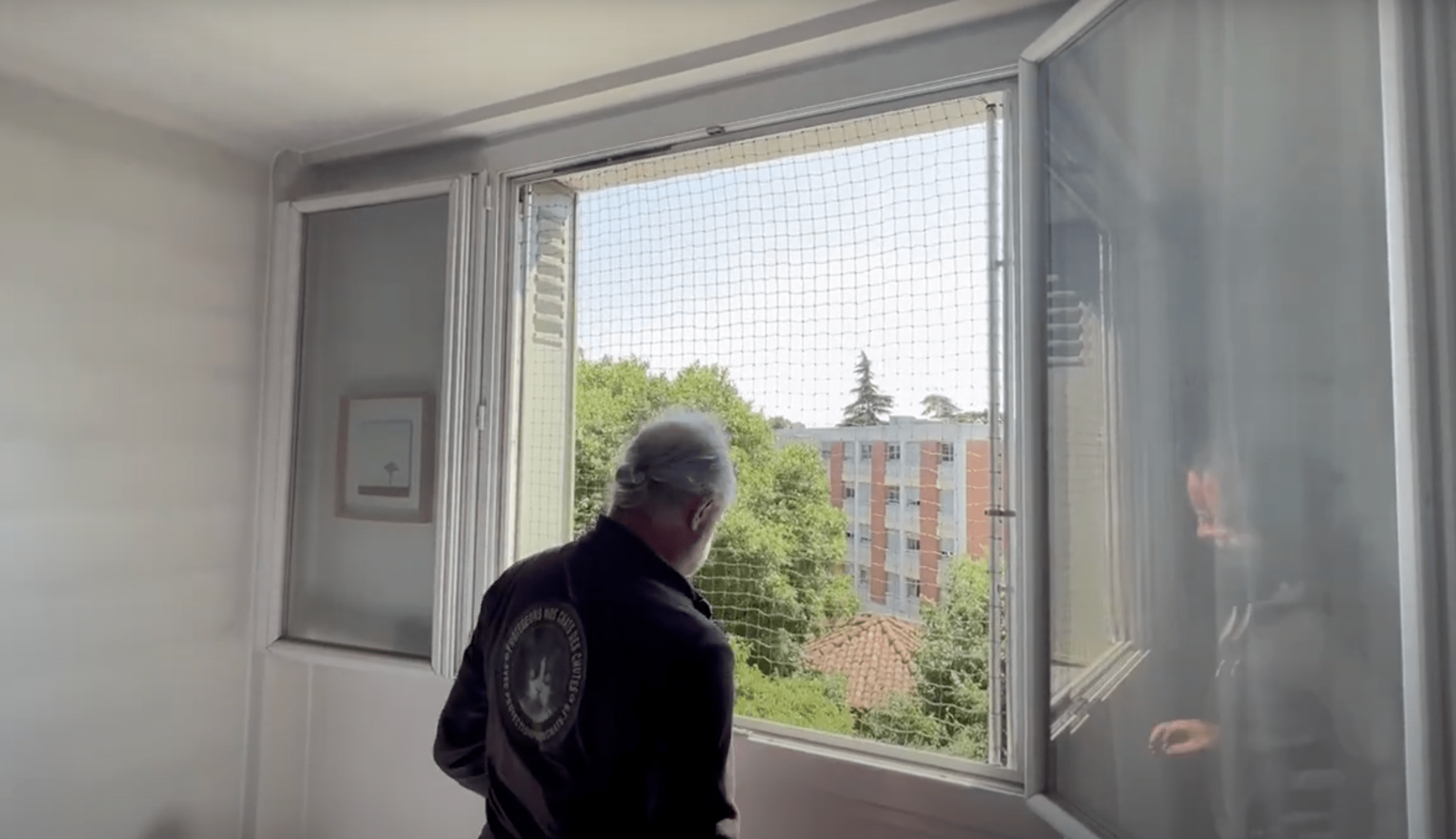 Charger la vidéo: Installing a frame to a window frame without drilling.