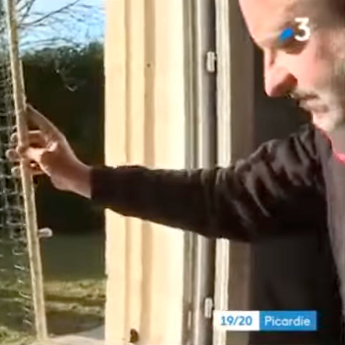 Un filet de protection pour chat Felikit est ouvert pour le reportage