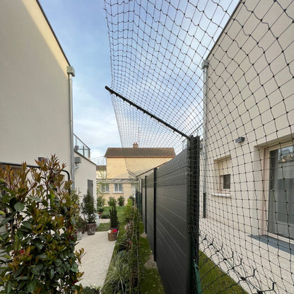 Cloture pour chat avec filet et bavolets sur une palissade